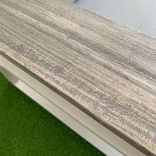 Sofá de jardín gris y blanco