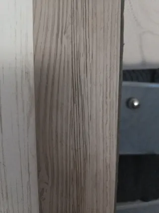 Armario de madera color beige y marrón