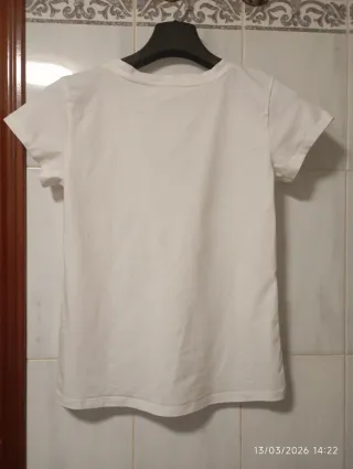 Camiseta blanca con estampado de estrella