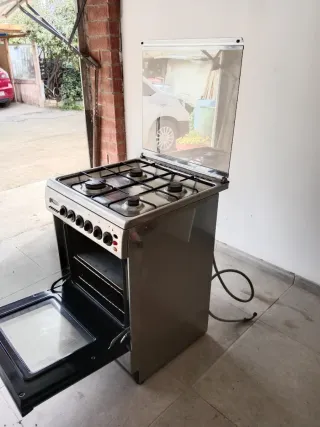 Cocina con horno y cajón