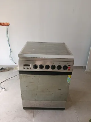 Cocina con horno y cajón