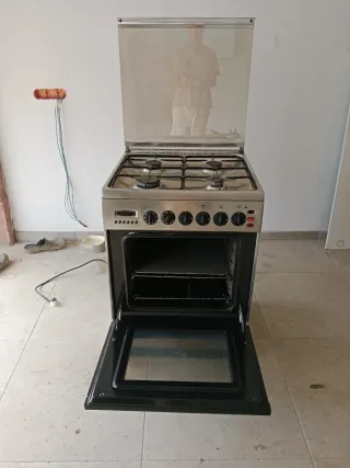 Cocina con horno y cajón