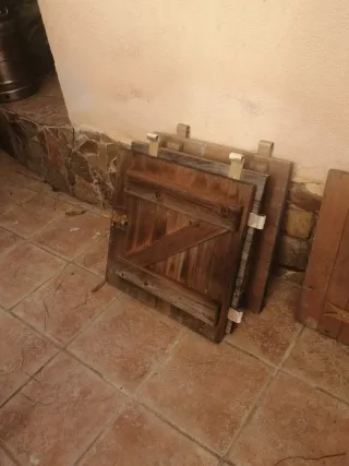 Ventana y contraventana pequeña