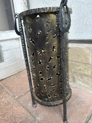 Antiguo paragüero de hierro forjado