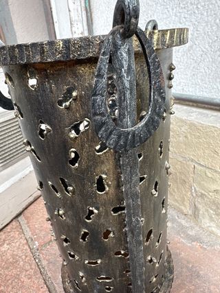 Antiguo paragüero de hierro forjado