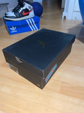 Caja Jordan Zapatillas Negra y Dorada