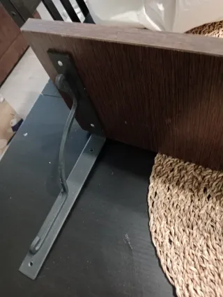 Estantería de pared marrón y negra