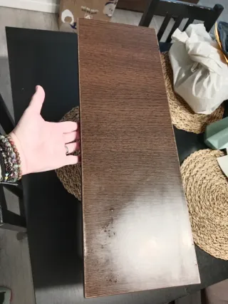 Estantería de pared marrón y negra