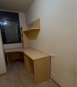 Mesa escritorio esquinera con estanterías