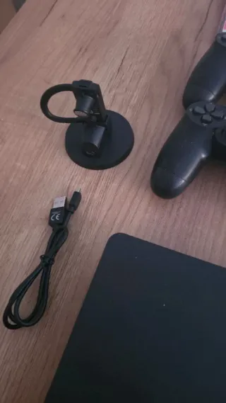 PS4 Slim + 2 controller + 3 giochi + cuffie