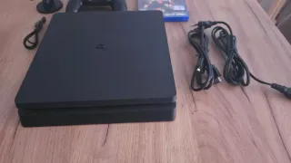 PS4 Slim + 2 controller + 3 giochi + cuffie