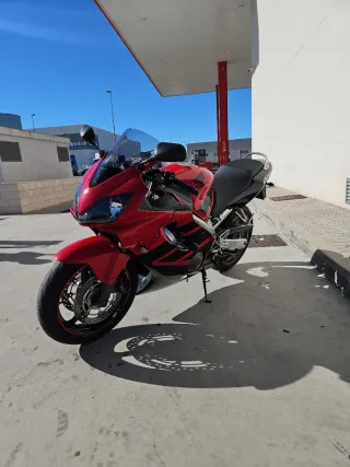 Honda CBR600F Sportbike Roja y Negra