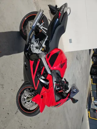 Honda CBR600F Sportbike Roja y Negra