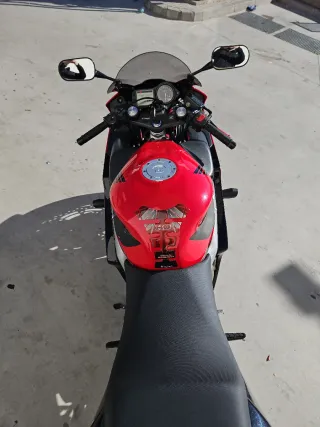 Honda CBR600F Sportbike Roja y Negra