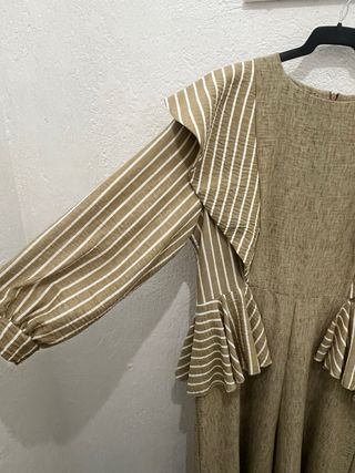 Mono de fiesta beige y multicolor