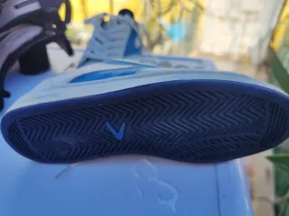 Botines blancos y azules