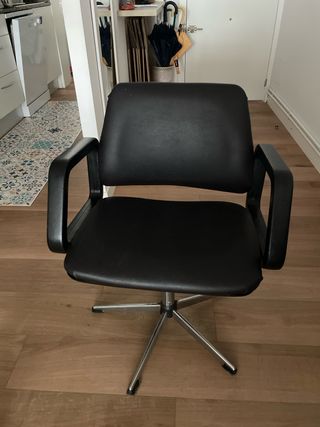 Silla giratoria negra con base metálica