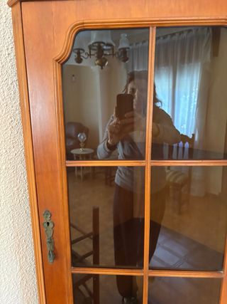 Mueble esquinero de madera y cristal