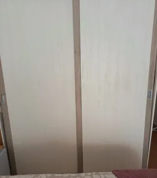 Armario de madera blanco y gris