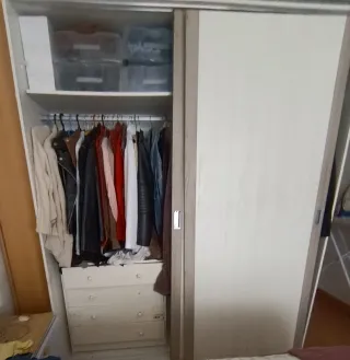 Armario de madera blanco y gris