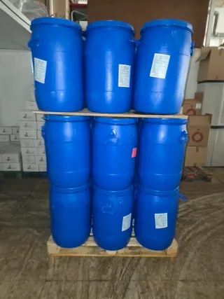 Bidones azules de plástico