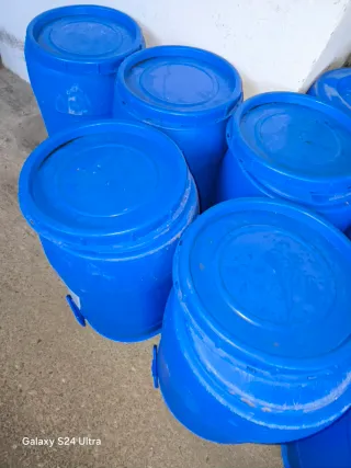 Bidones azules de plástico