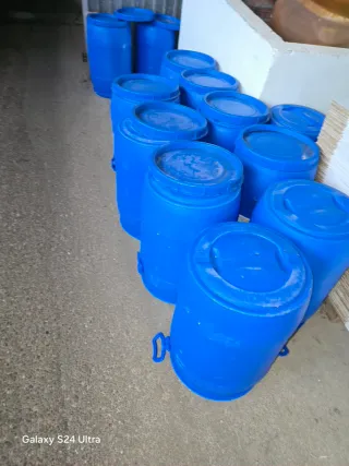 Bidones azules de plástico