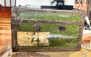 Baúl antiguo de piel verde, metal.
