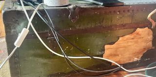 Baúl antiguo de piel verde, metal.