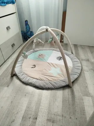 Manta de juego infantil con arcos