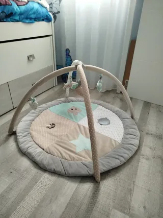 Manta de juego infantil con arcos