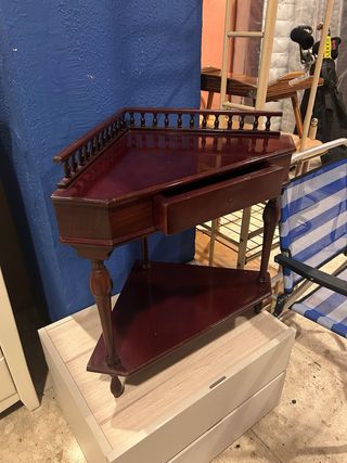 Mesita de esquina de madera