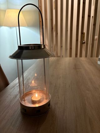 Candelabro de metal y cristal con vela