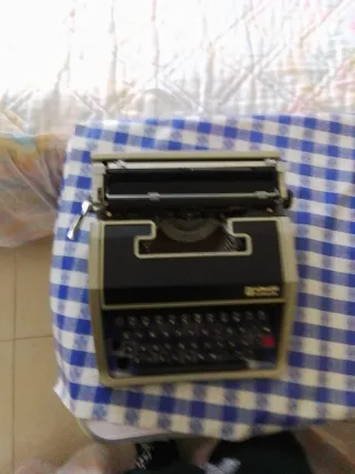 Máquina de escribir Olivetti Lettera 22