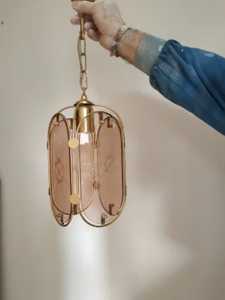 Lámpara de techo dorada con cristal rosa