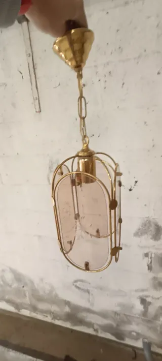 Lámpara de techo dorada con cristal rosa