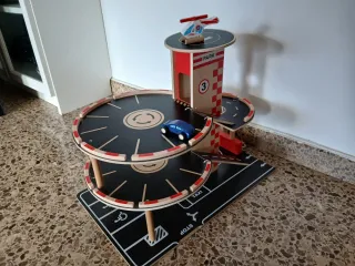 Parking Hape de madera con accesorios