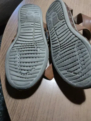 Sandalias de mujer con buenas suelas y cuero