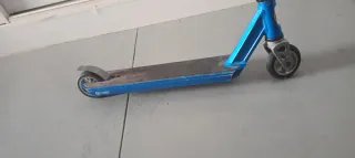 Patinete azul y negro