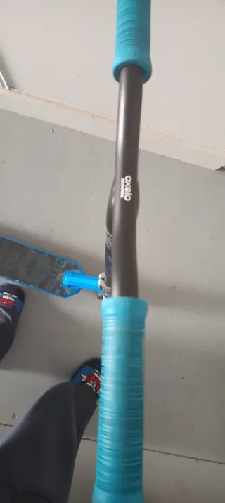 Patinete azul y negro