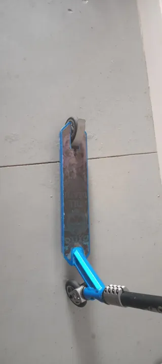 Patinete azul y negro