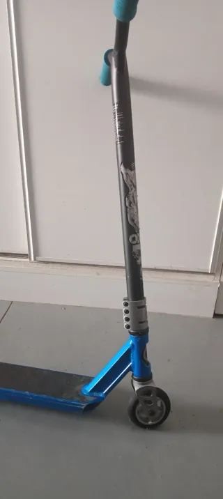 Patinete azul y negro