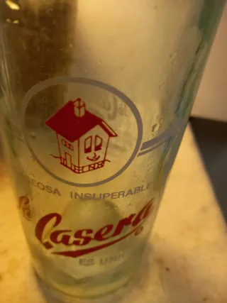2 Botellas Antiguas de Cristal mas una Lampara gar