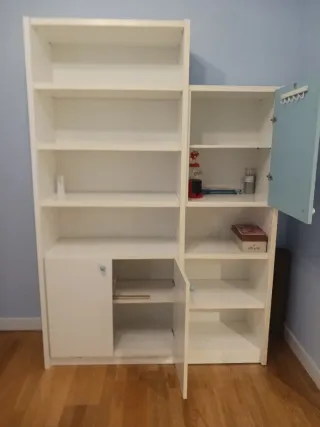 Mueble blanco y azul con puertas