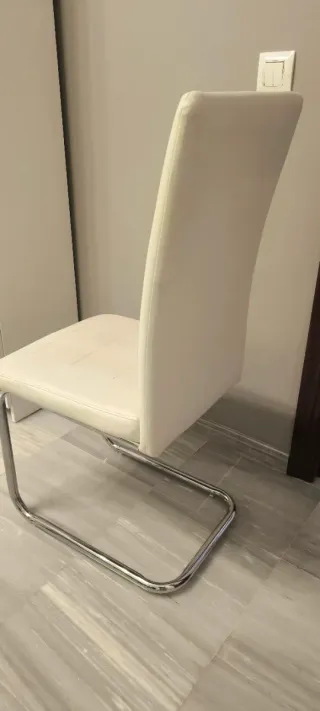 Sillas modernas blancas y plateadas