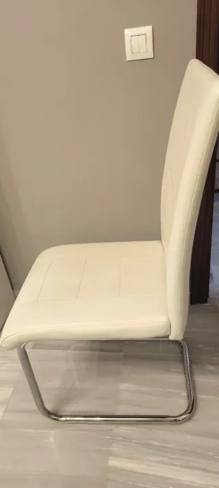 Sillas modernas blancas y plateadas