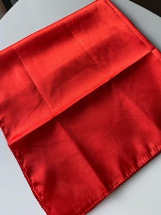 Pajaritas y pañuelo rojo