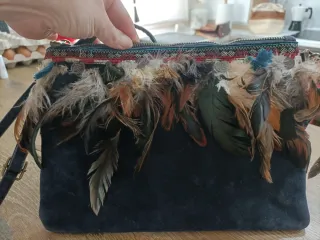 Bolso negro con adornos de plumas