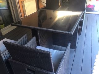 Mesa de jardín con 4 sillas y cojines