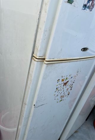 Nevera blanca con congelador superior